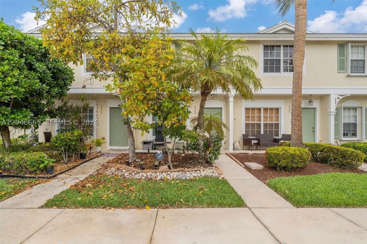 9925 Nw 57th Mnr #00 - Photo 2 of 38