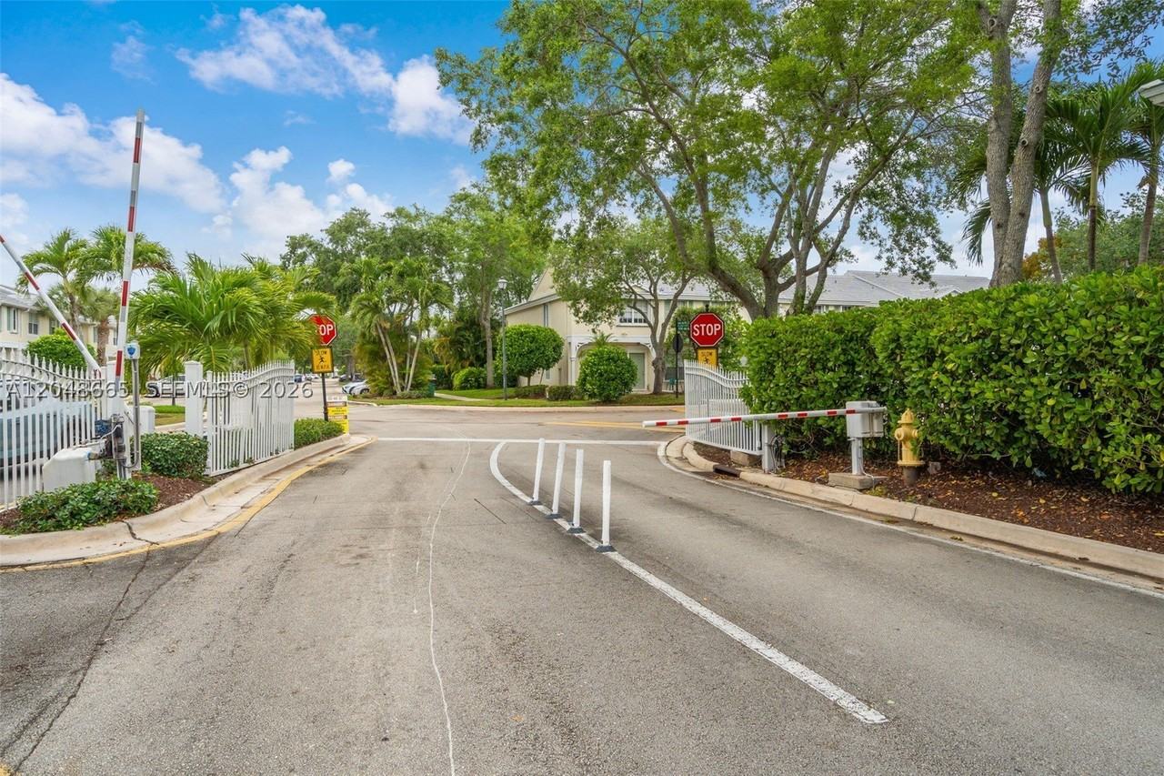 9925 Nw 57th Mnr #00 - Photo 5 of 38
