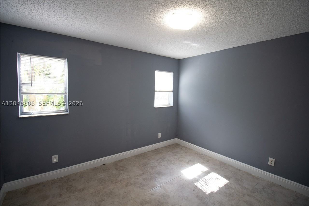 825 Sw 10th St #C - Photo 3 of 10