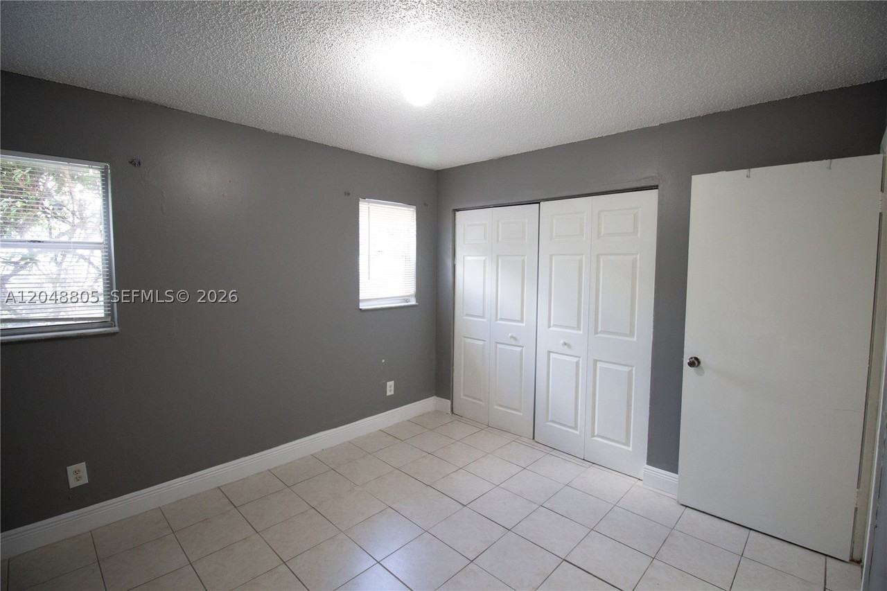 825 Sw 10th St #C - Photo 4 of 10