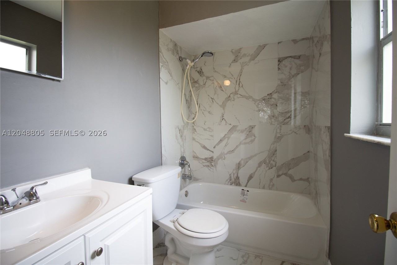 825 Sw 10th St #C - Photo 5 of 10