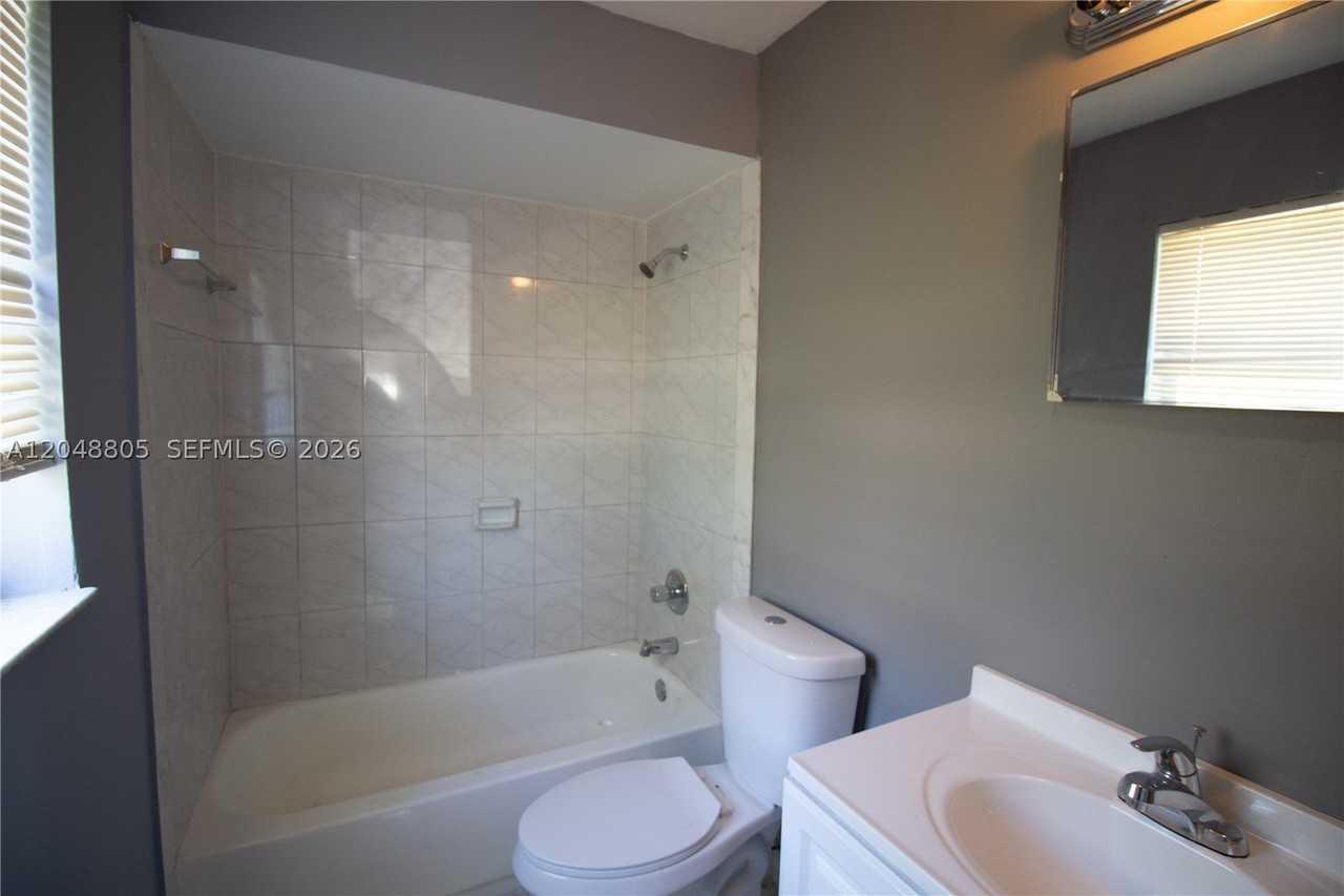 825 Sw 10th St #C - Photo 7 of 10