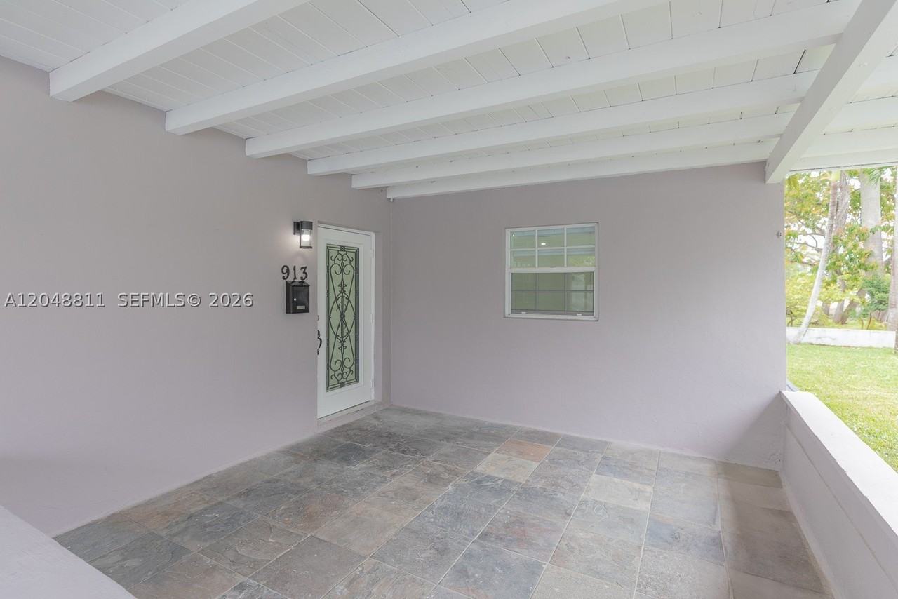 913 Ne 2nd St - Photo 3 of 37