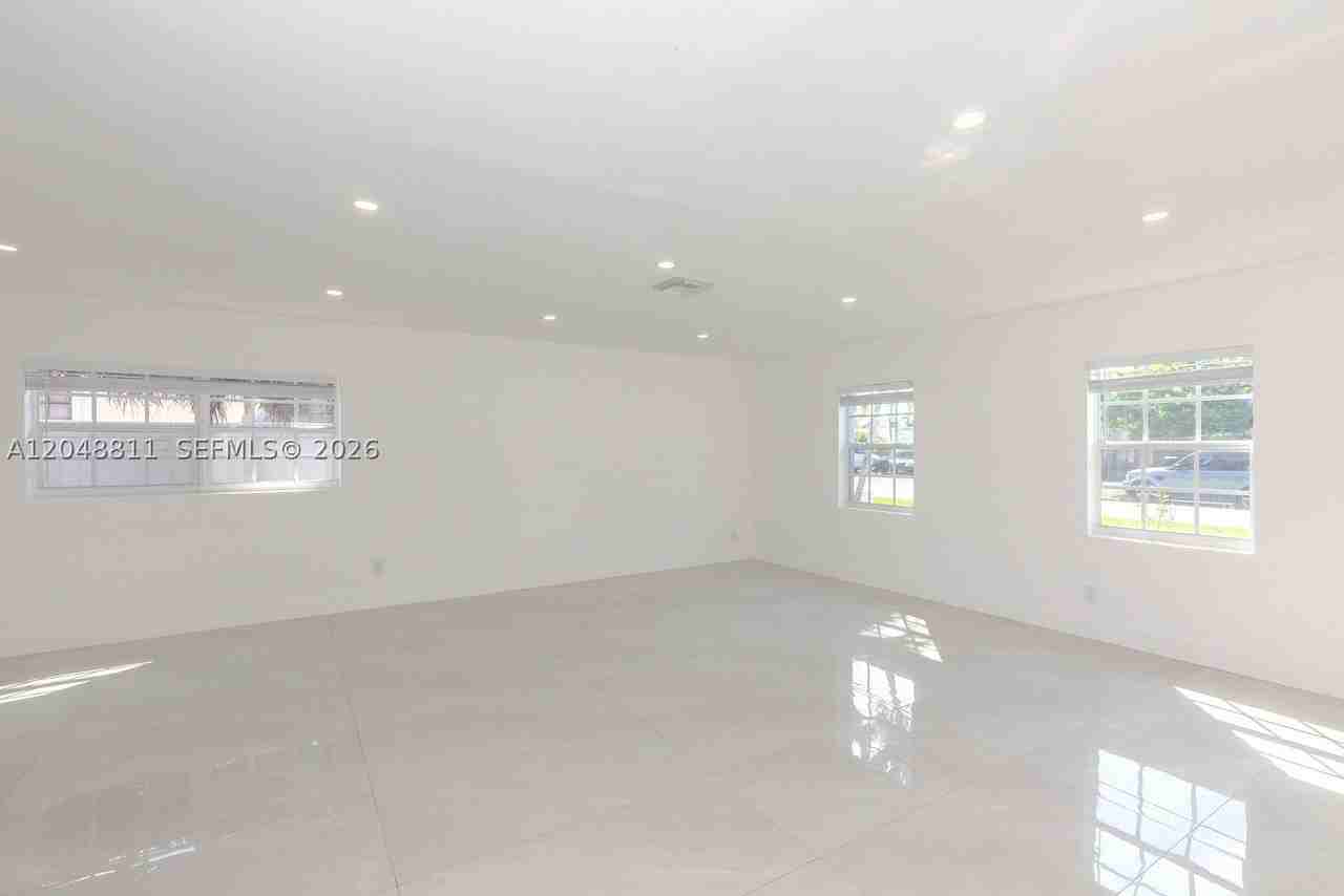 913 Ne 2nd St - Photo 5 of 37