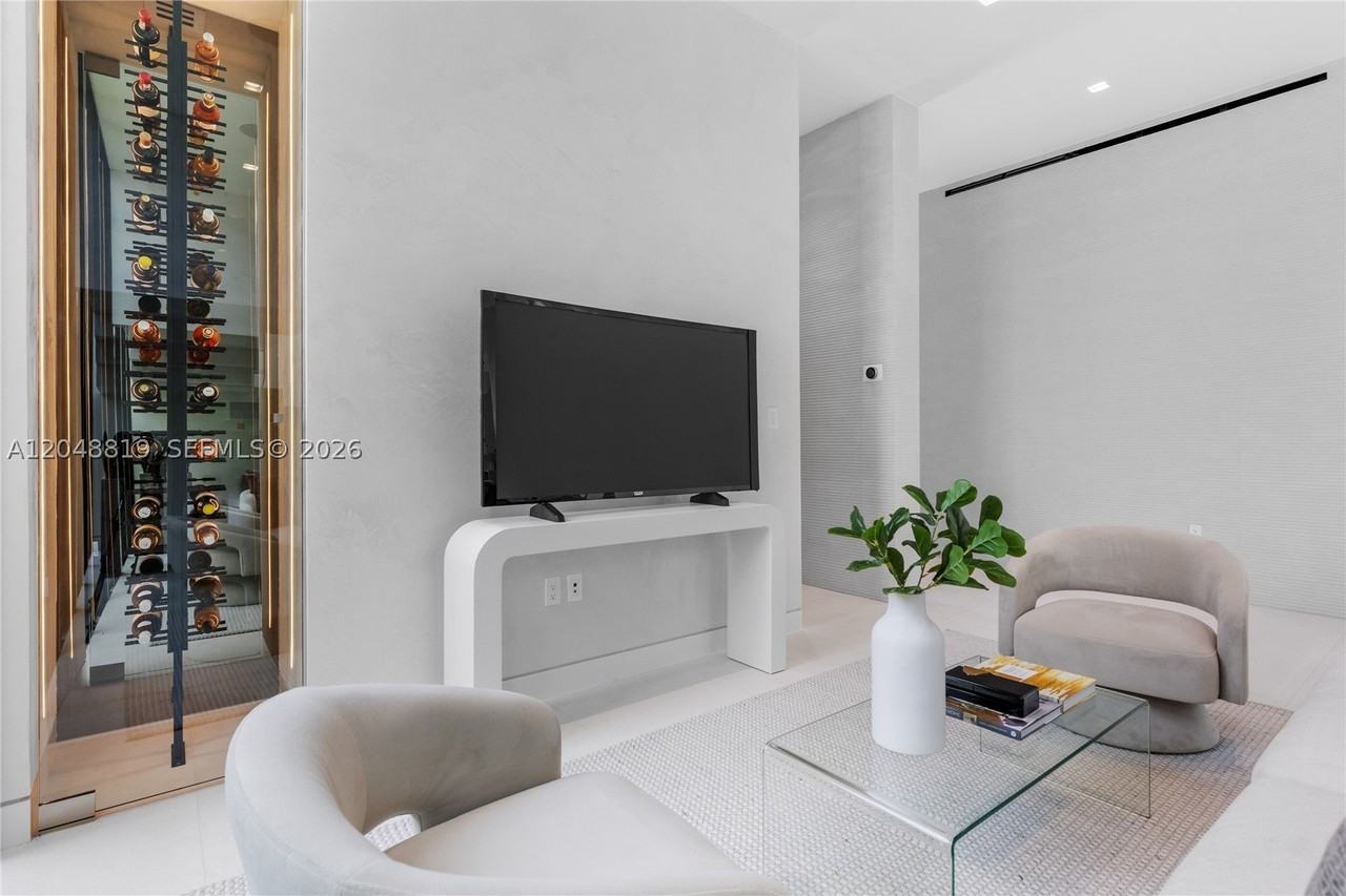 4504 Sheridan Ave - Photo 7 of 34