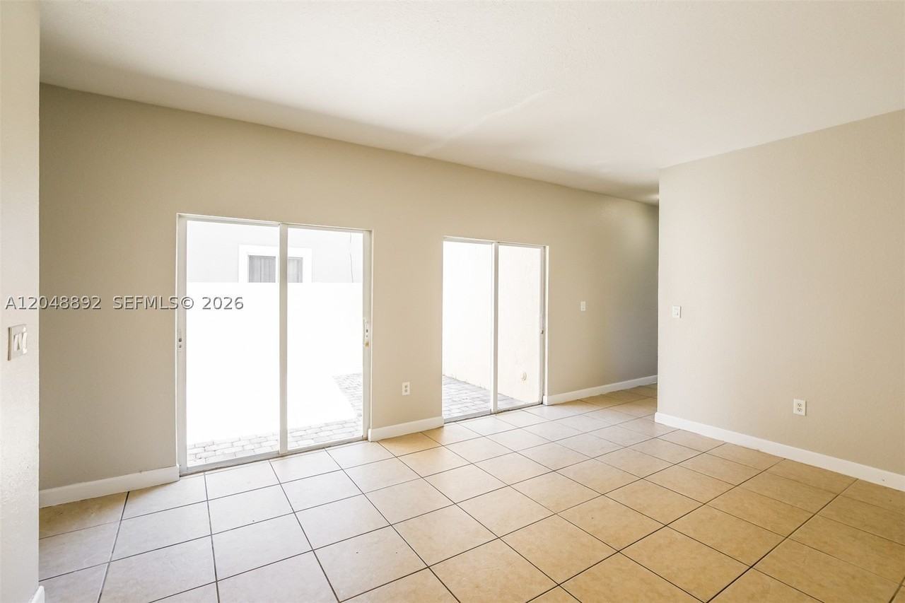 216 Se 32nd Ter - Photo 4 of 18
