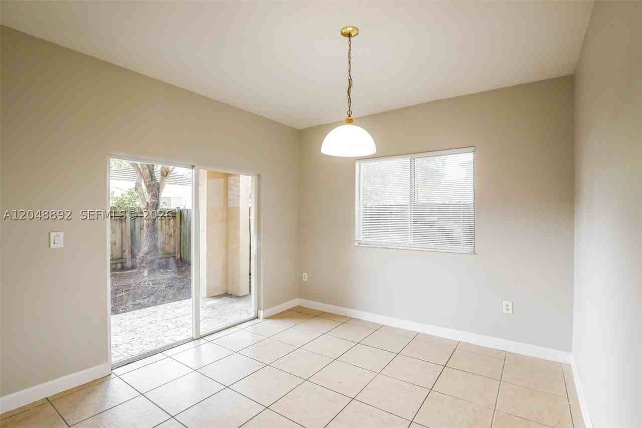 216 Se 32nd Ter - Photo 7 of 18