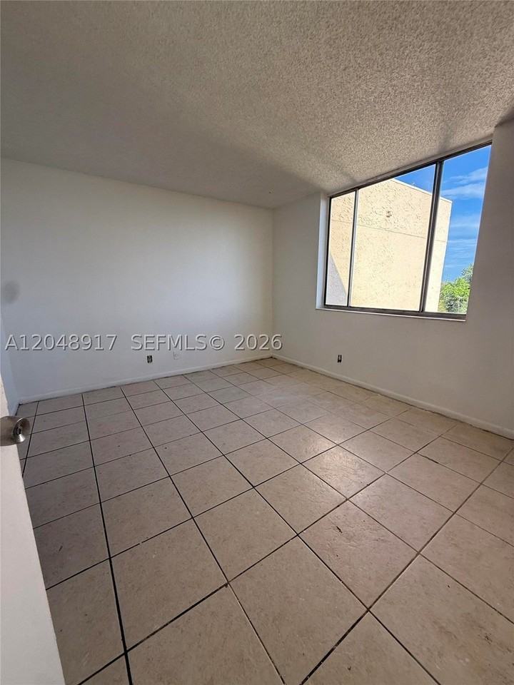 2830 Somerset Dr #402N - Photo 4 of 7