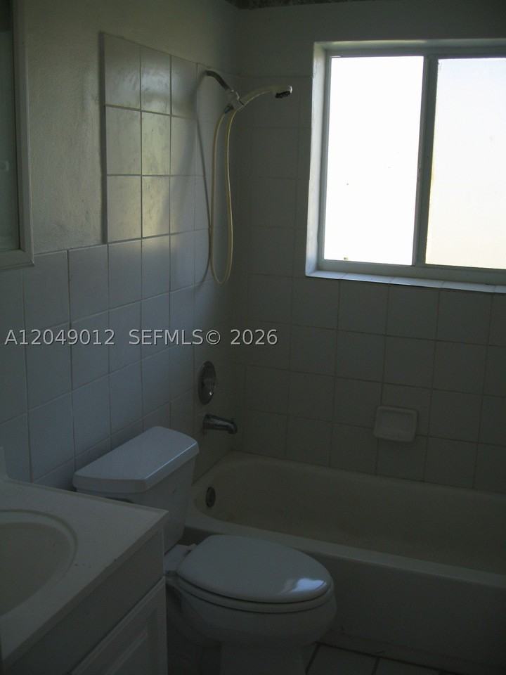136 Nw 14th Way - Photo 3 of 6