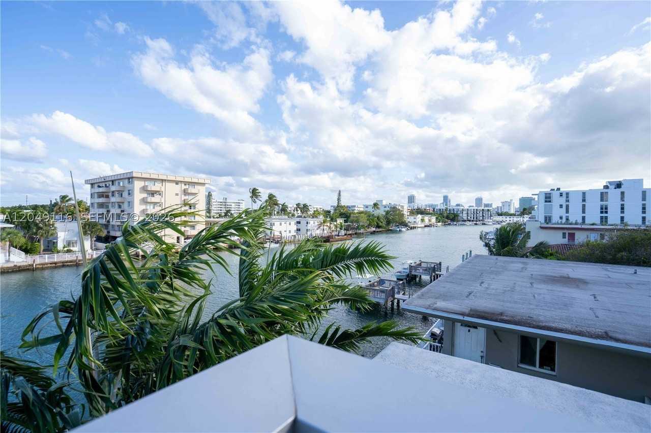 8425 Crespi Blvd #304 - Photo 6 of 31