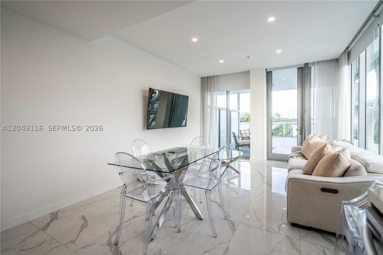 8425 Crespi Blvd #304 - Photo 7 of 31