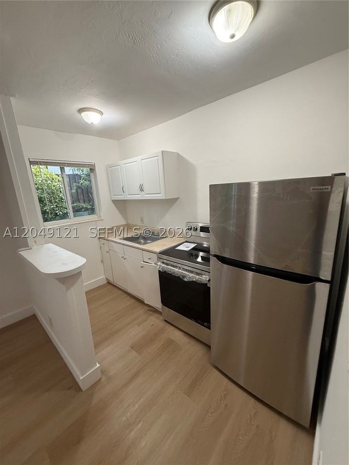 479 Sw 3rd St #3 - Photo 4 of 15