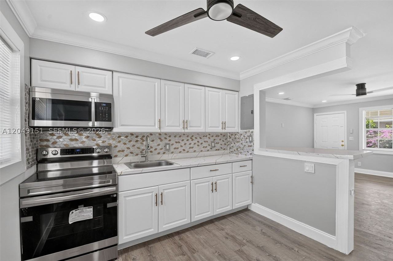 824 Bayberry Dr - Photo 2 of 28