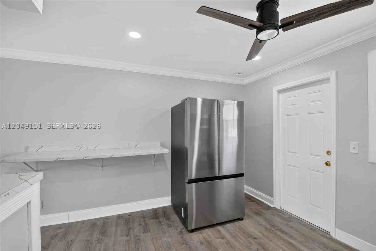 824 Bayberry Dr - Photo 3 of 28