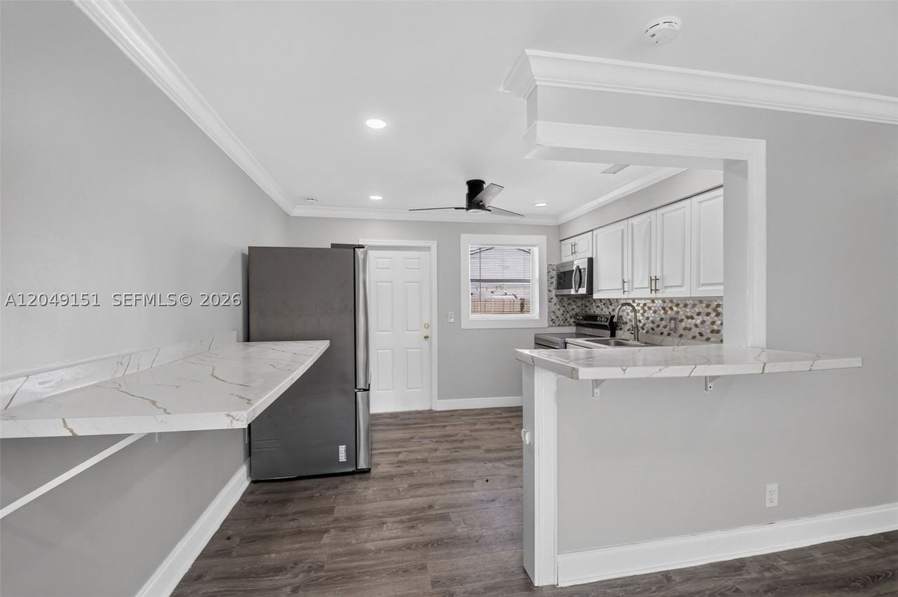 824 Bayberry Dr - Photo 4 of 28