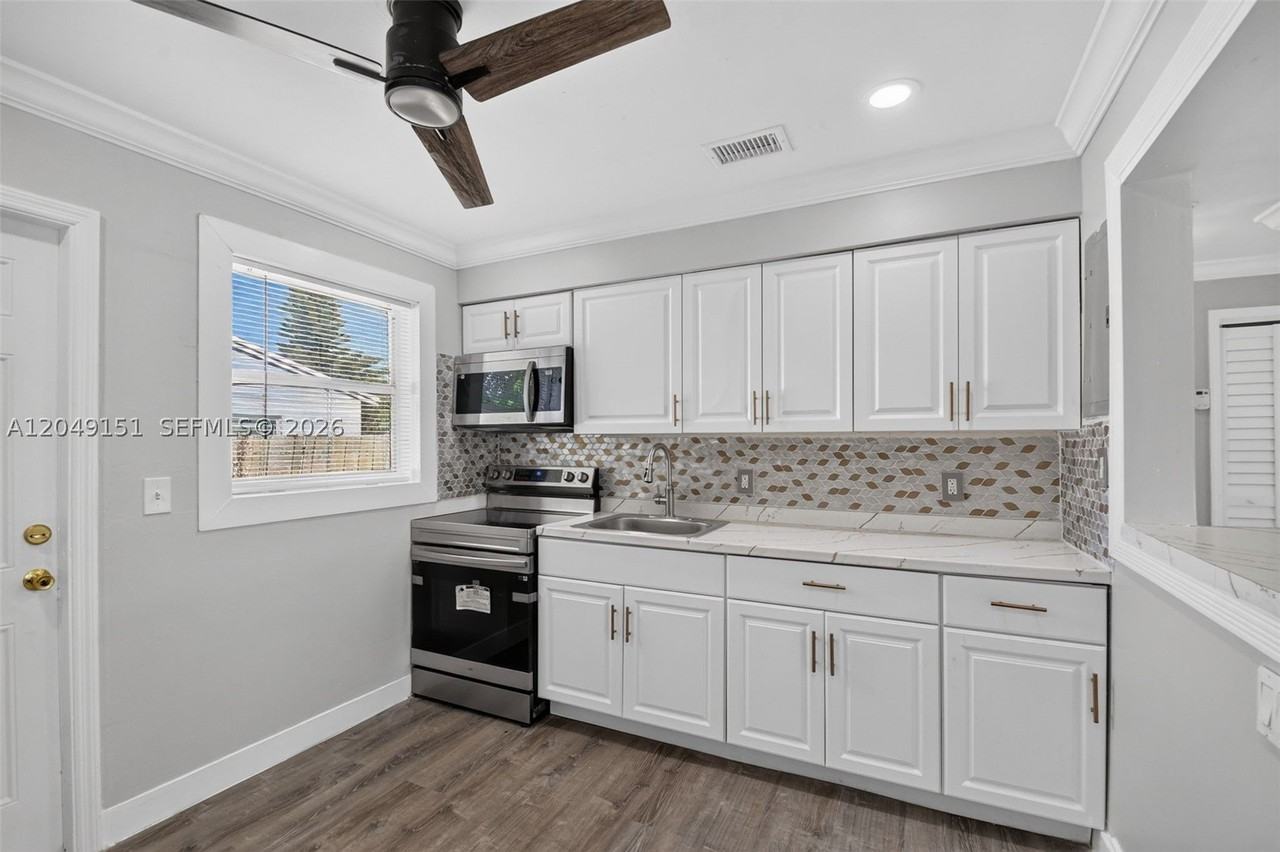 824 Bayberry Dr - Photo 5 of 28