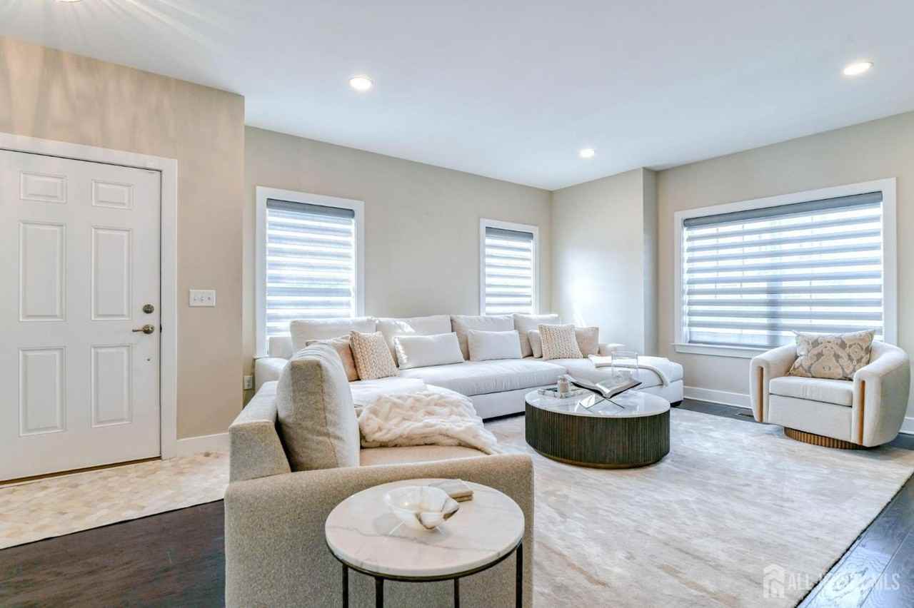 1529 Paxton Ln - Photo 3 of 32