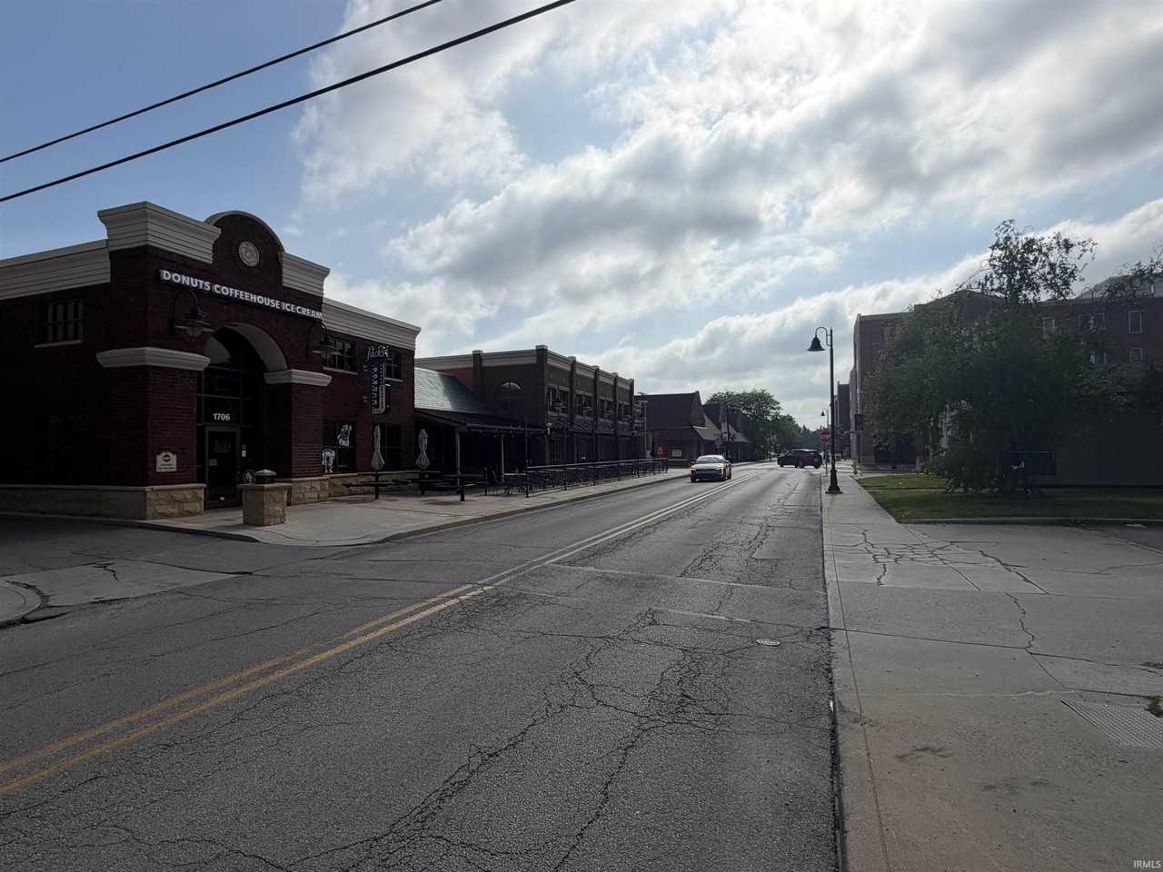 1708 W University Ave - Photo 2 of 3