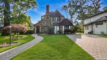 featured image of 22 Parkwold Dr E