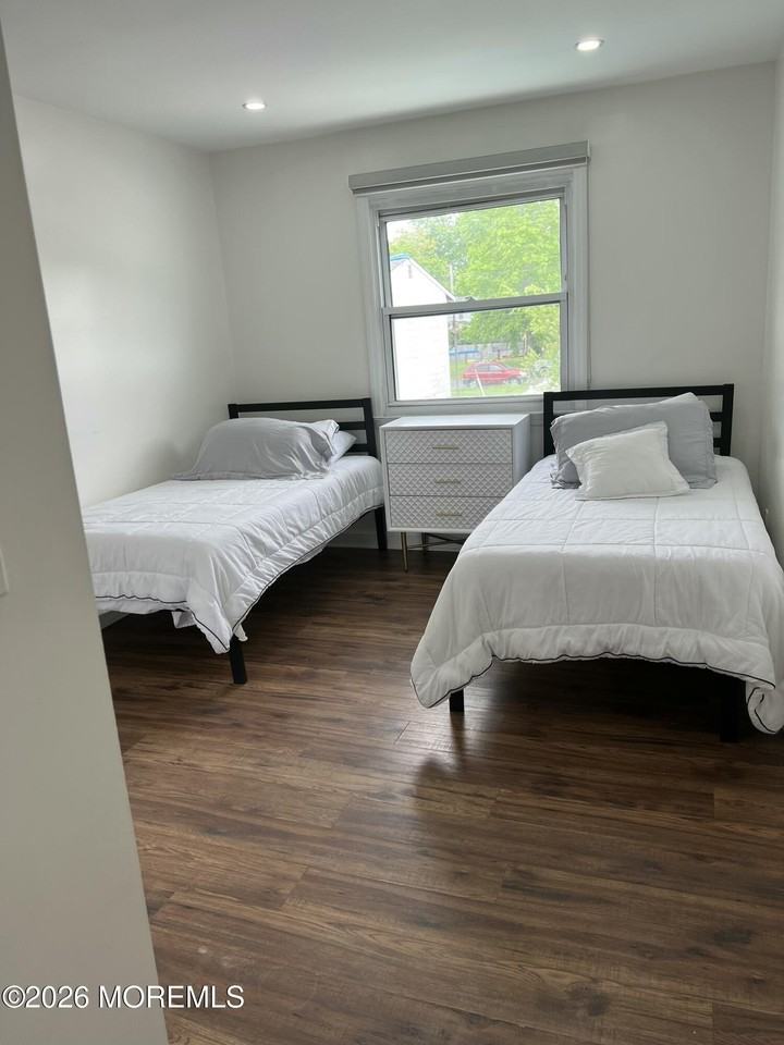 1202 Thomas Ave - Photo 3 of 7