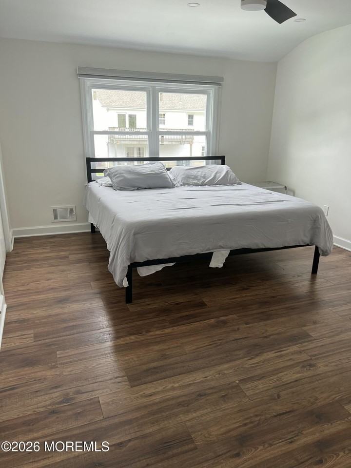1202 Thomas Ave - Photo 4 of 7