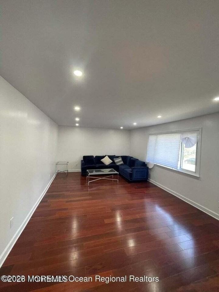 1202 Thomas Ave - Photo 6 of 7