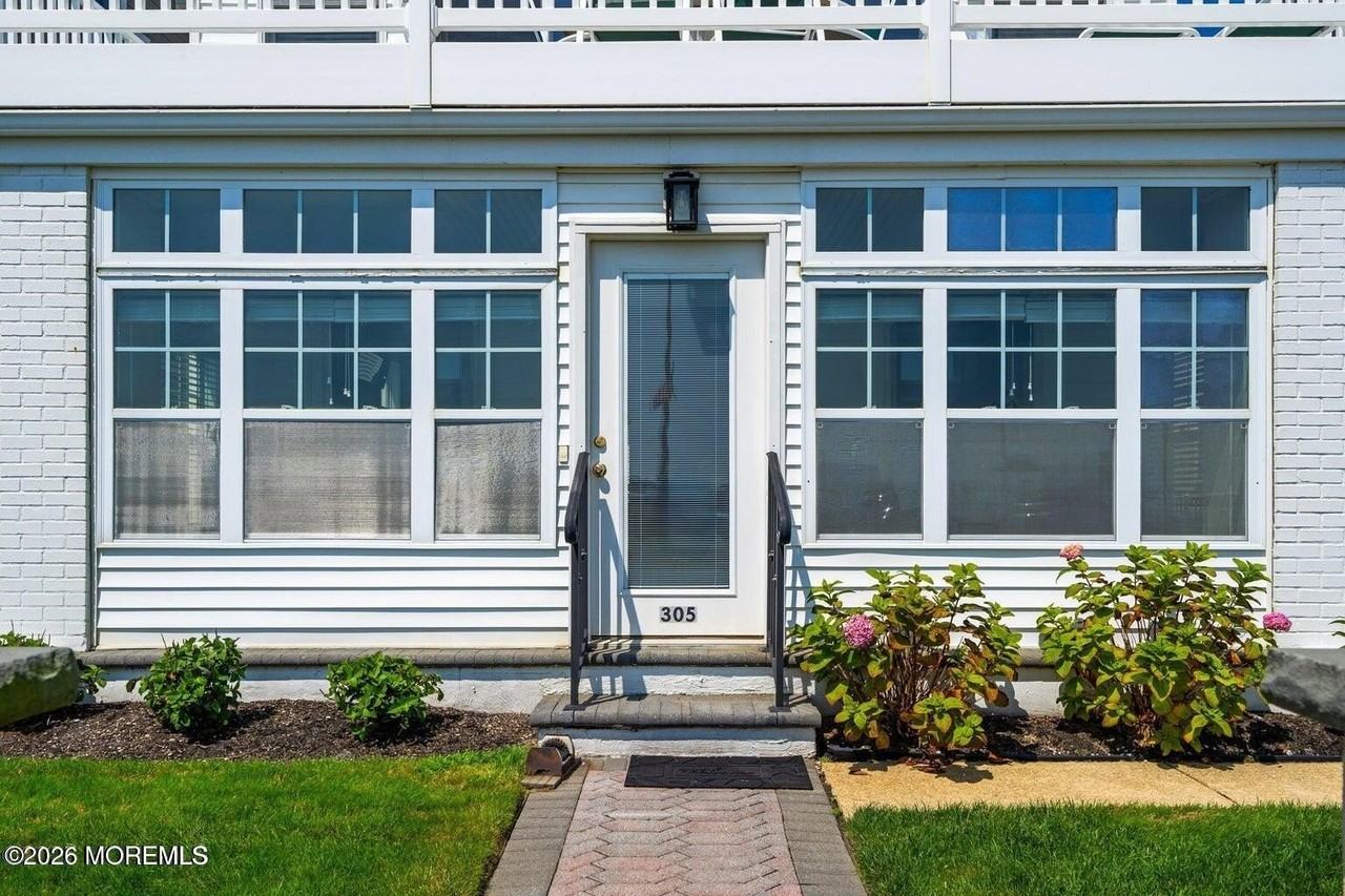 305 Ocean Ave - Photo 4 of 42
