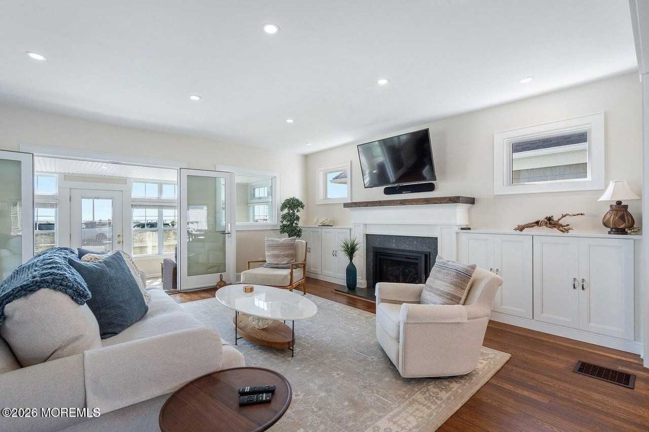 305 Ocean Ave - Photo 6 of 42