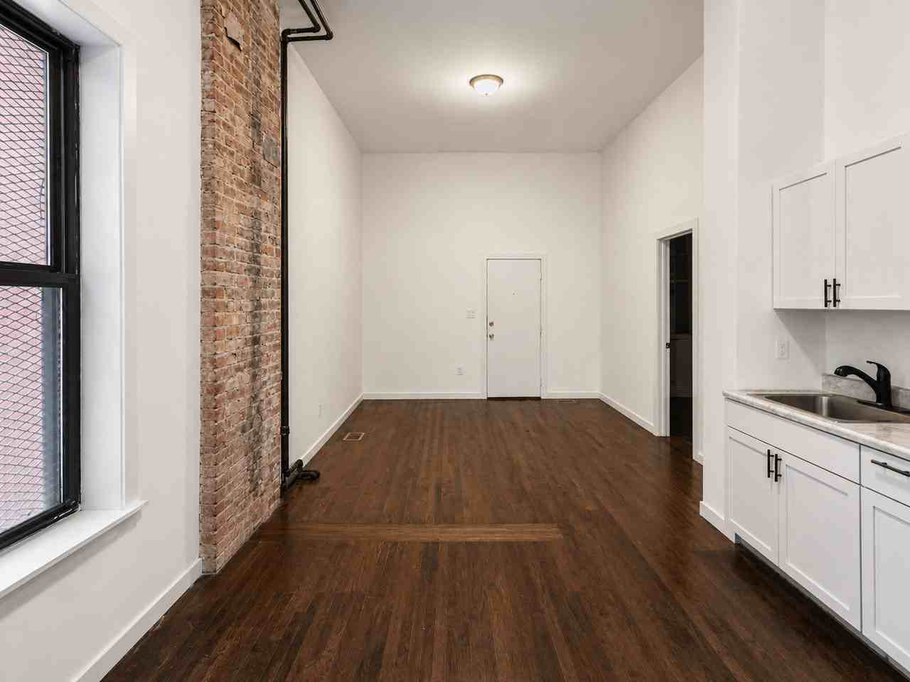8714 S Commercial Ave - Photo 4 of 13
