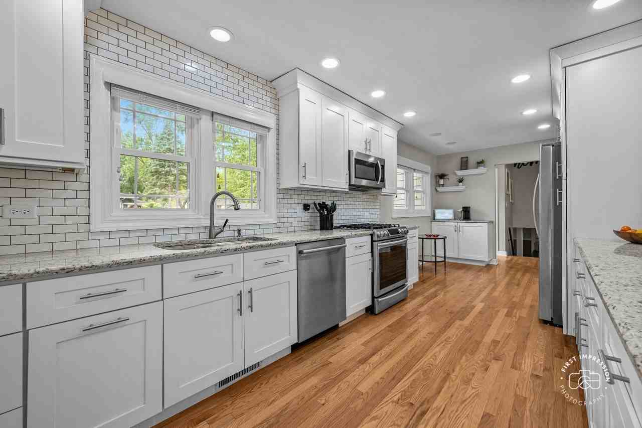 325 Hemlock Ln - Photo 4 of 38