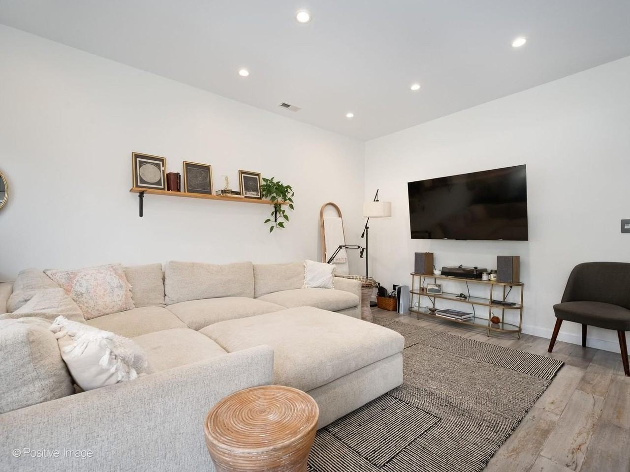 5746 N Washtenaw Ave #2 - Photo 3 of 13