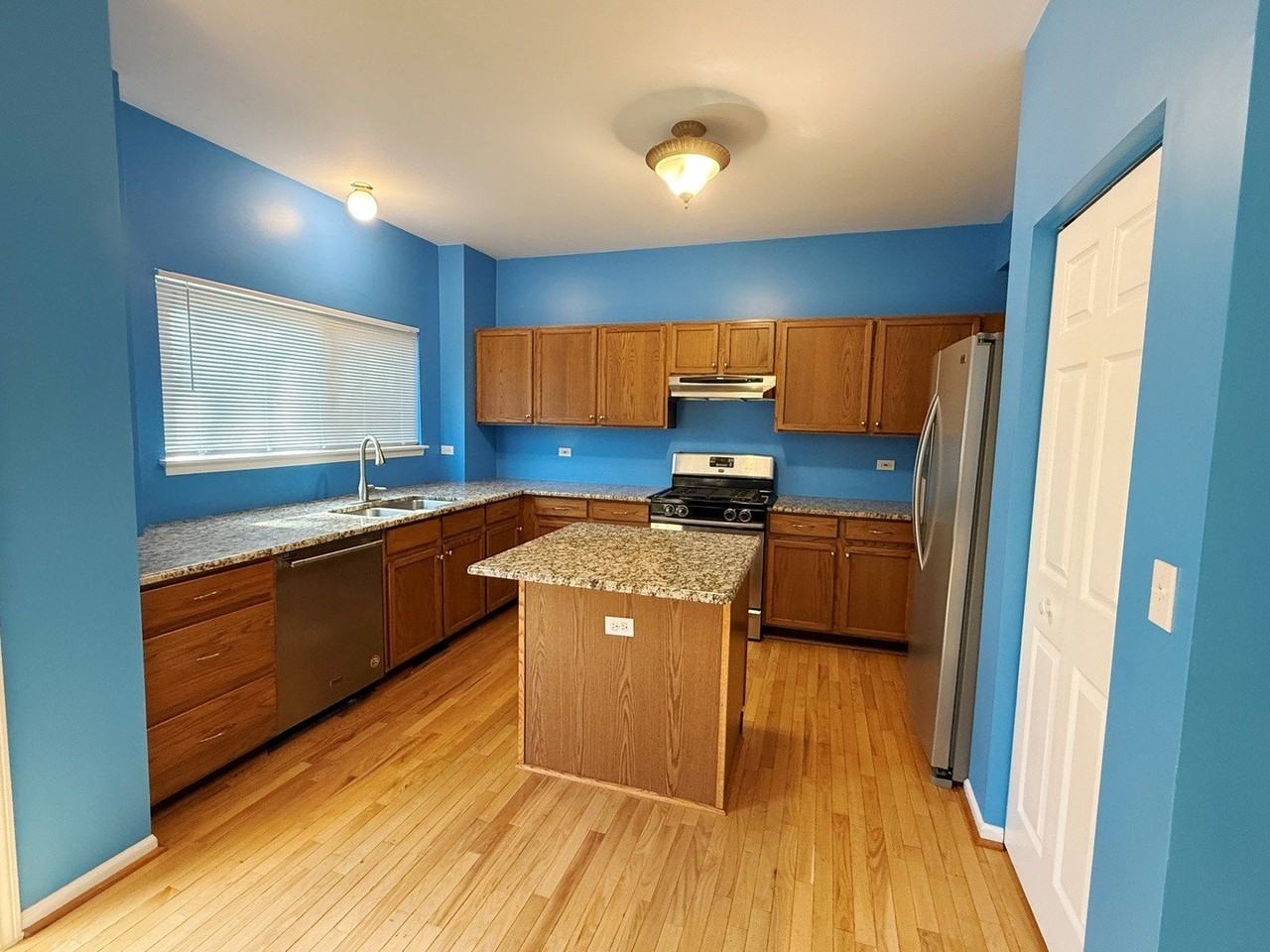 611 Charolotte Ln - Photo 2 of 21