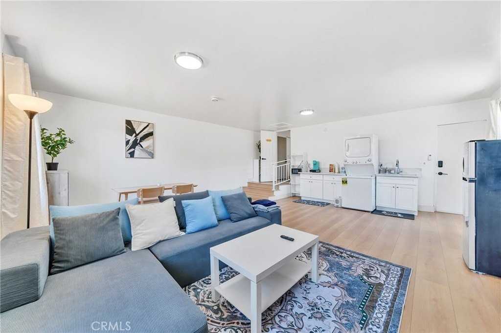 1345 Jellick Ave - Photo 4 of 37