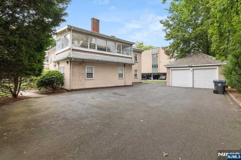 61 Glenwood Rd - Photo 4 of 25