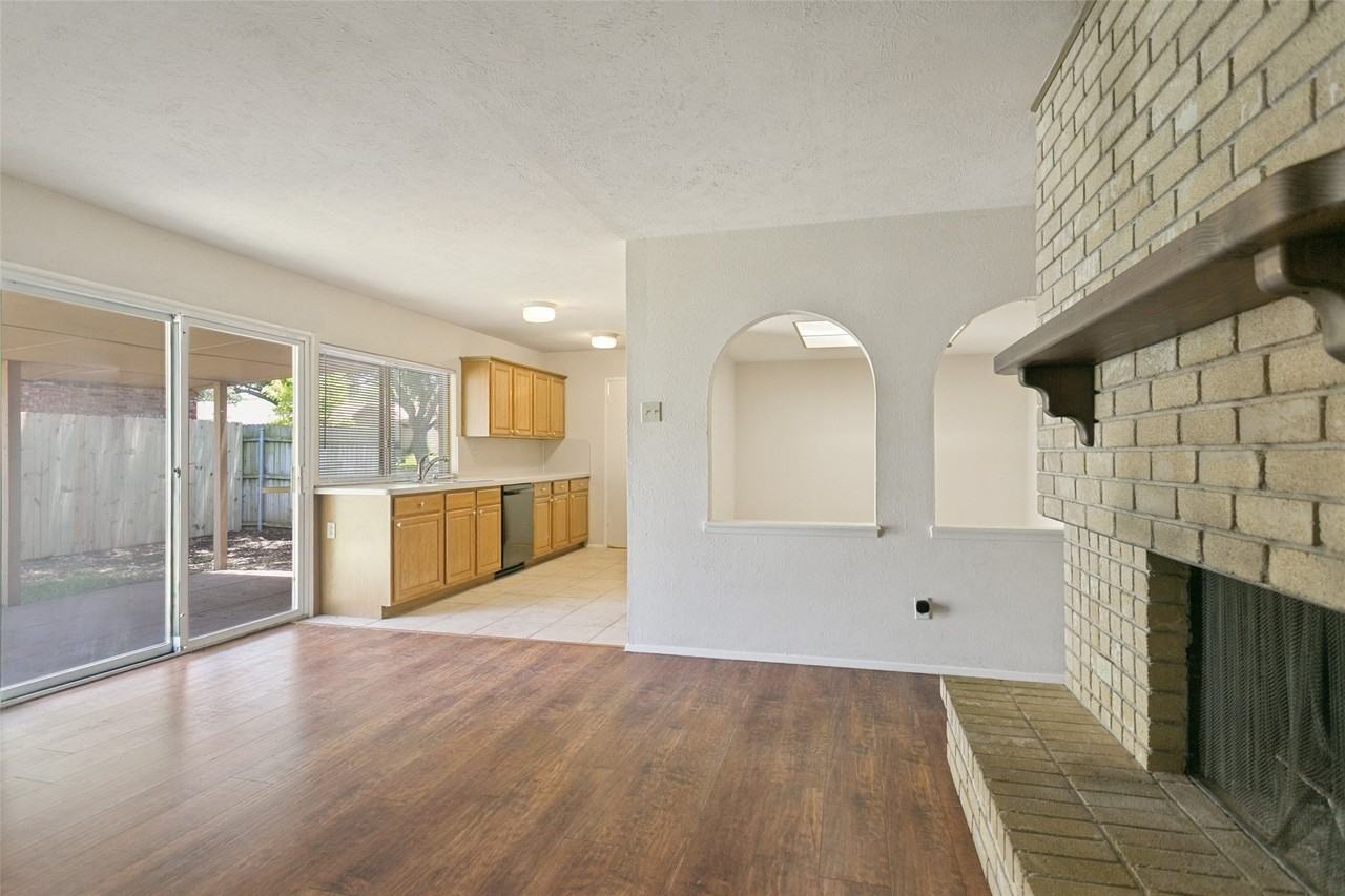 1429 Whitehall Dr - Photo 3 of 12