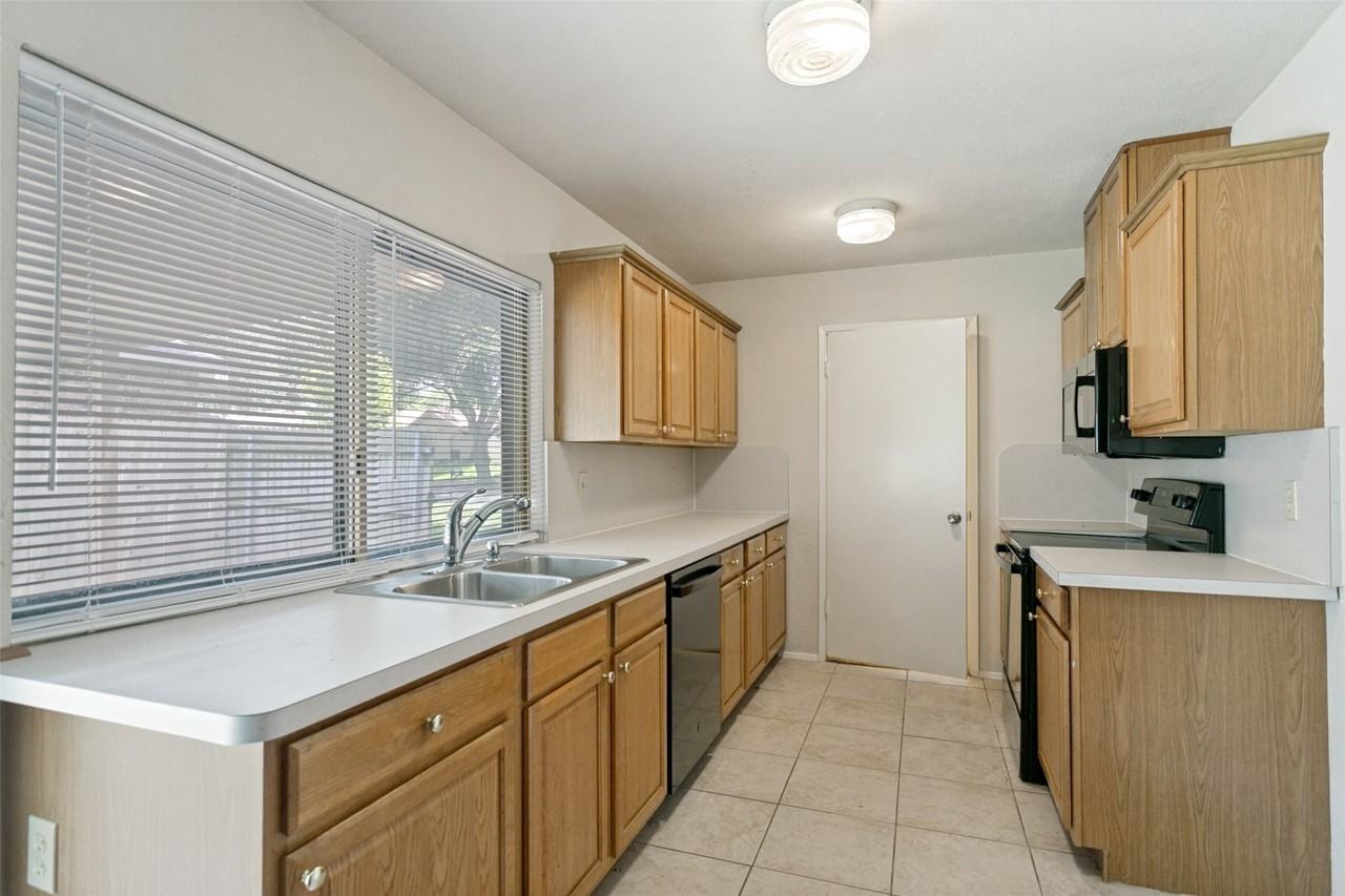 1429 Whitehall Dr - Photo 4 of 12