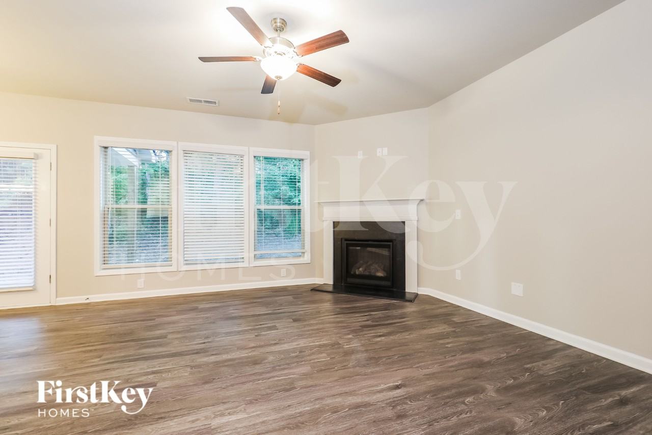 3628 Moon Crest Dr - Photo 2 of 16