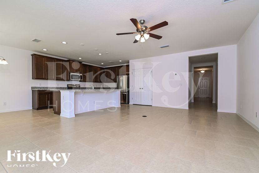 900 Avenal Ln - Photo 3 of 15