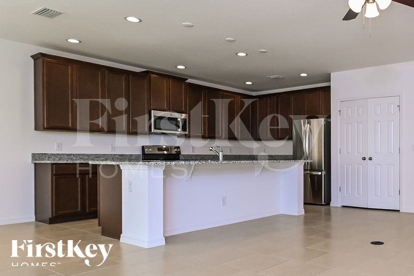 900 Avenal Ln - Photo 4 of 15