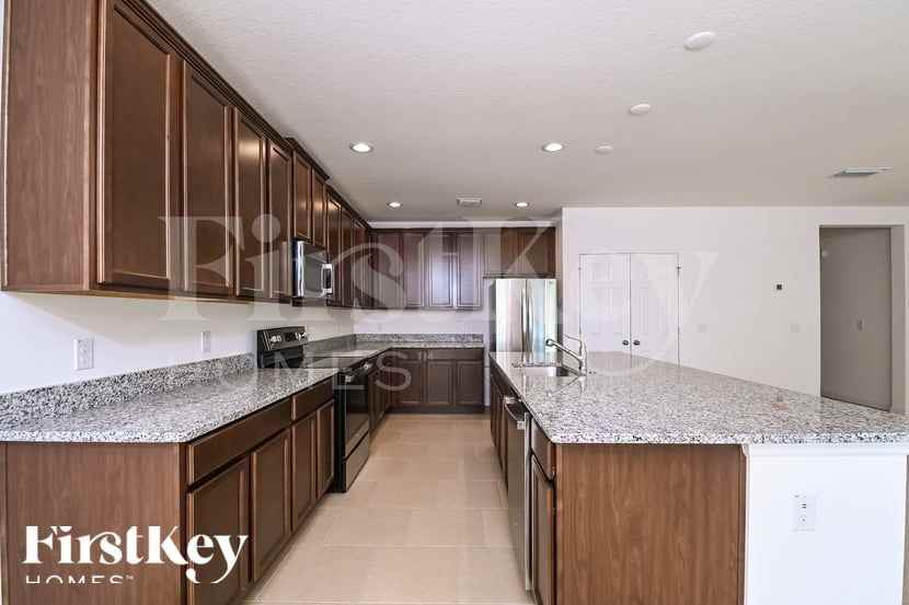900 Avenal Ln - Photo 5 of 15