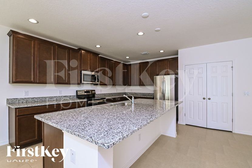 900 Avenal Ln - Photo 6 of 15