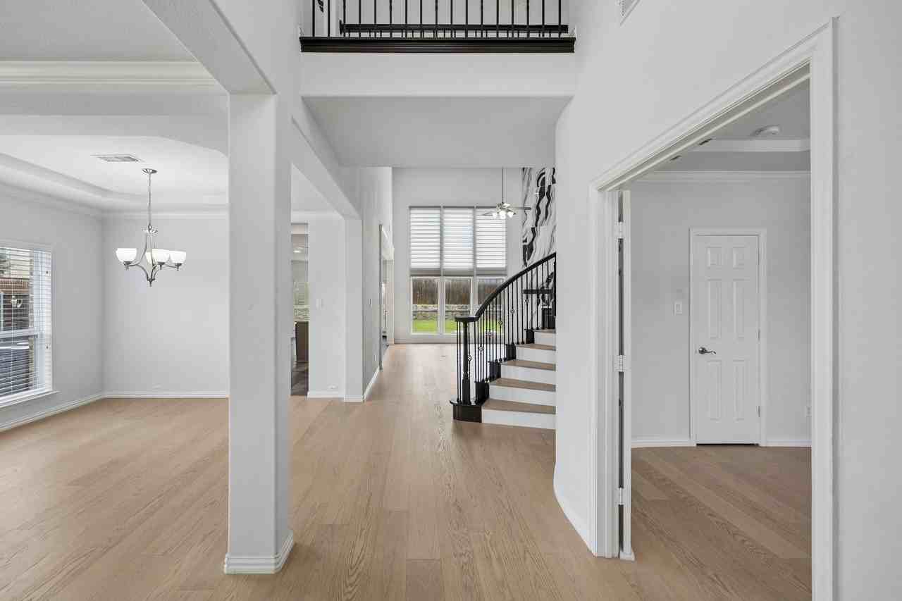11901 Smithton Ave - Photo 4 of 37