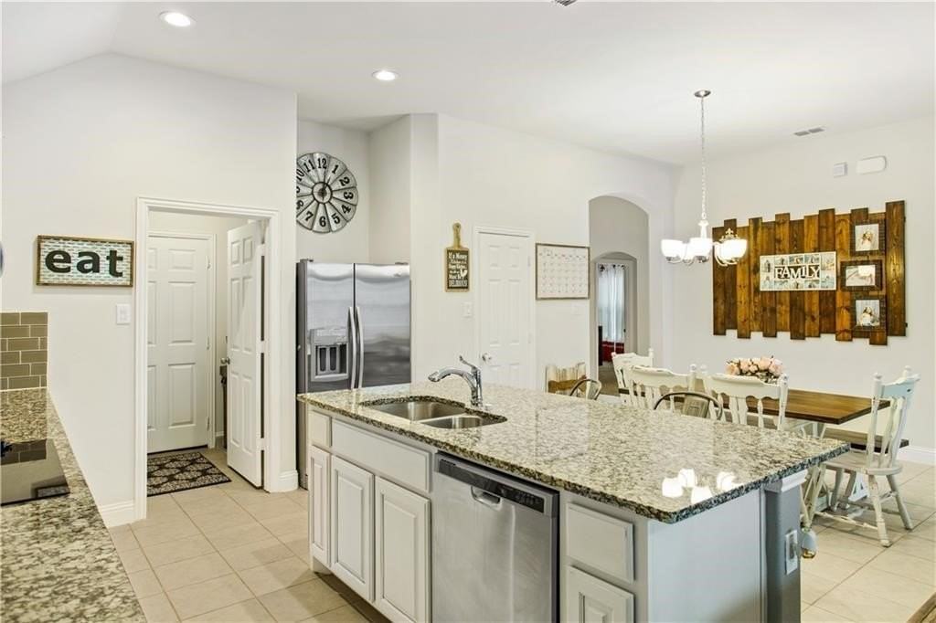 260 Hilltop Dr - Photo 6 of 25
