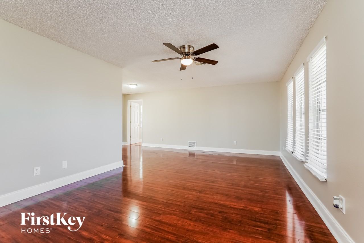 18185 Dupont Dr - Photo 2 of 14