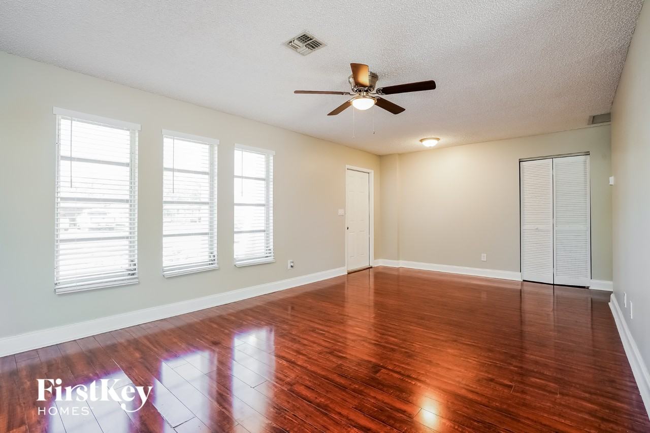 18185 Dupont Dr - Photo 3 of 14