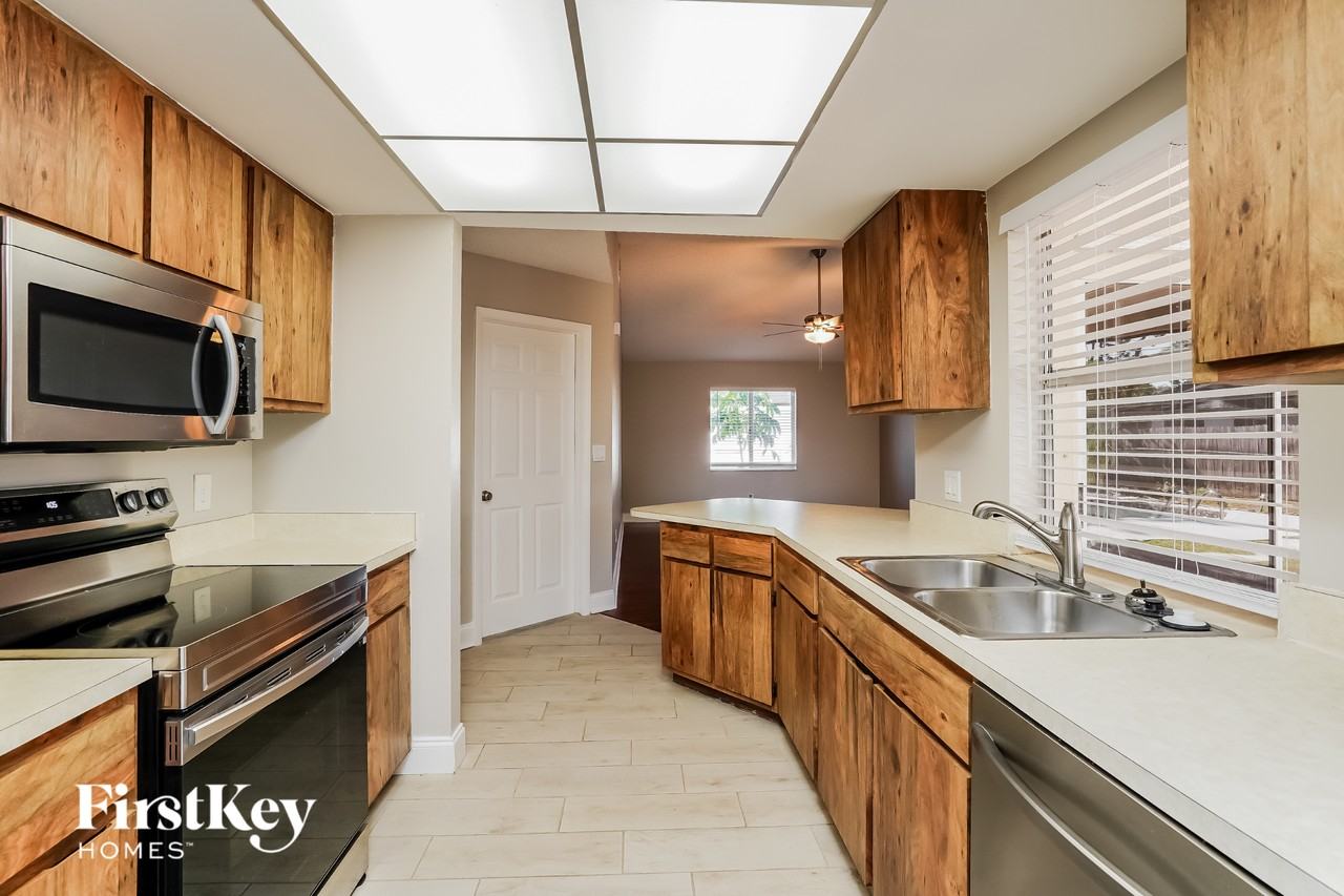 18185 Dupont Dr - Photo 4 of 14