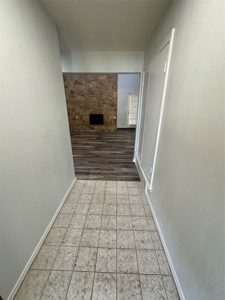 5501 Grantmont Dr - Photo 3 of 24