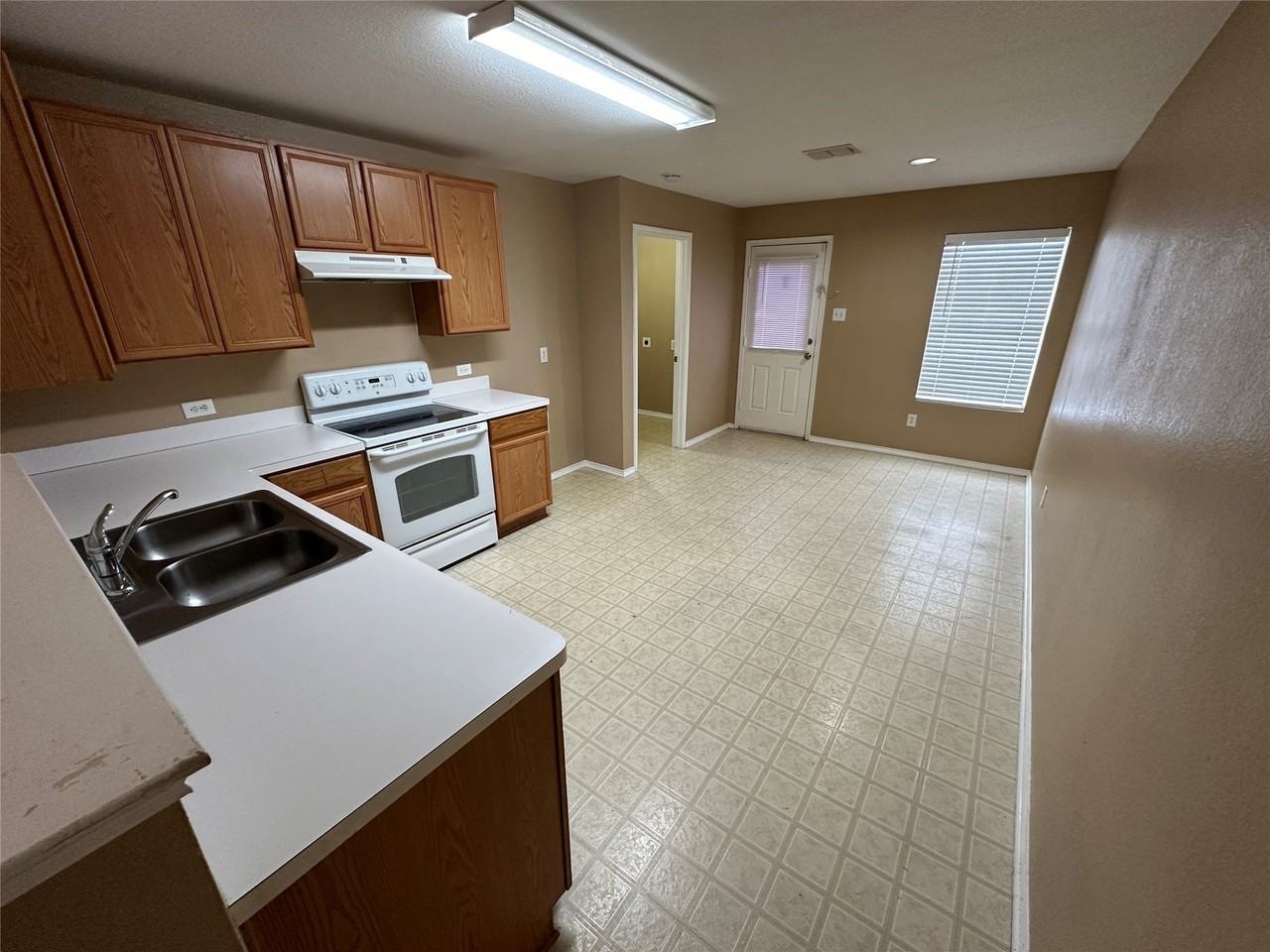 1341 Castle Ridge Rd - Photo 4 of 15