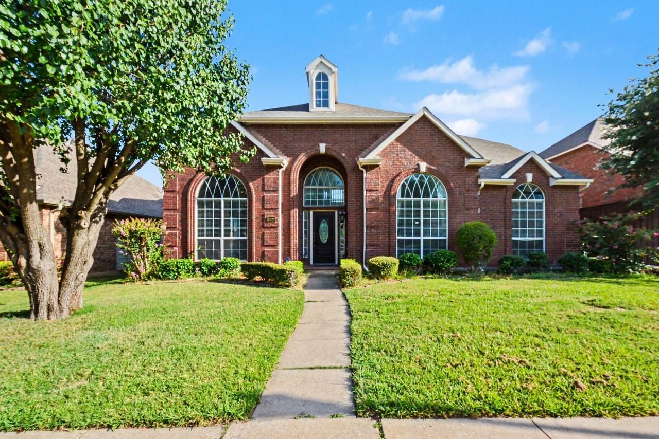 1027 Creek Bnd - Photo 3 of 30