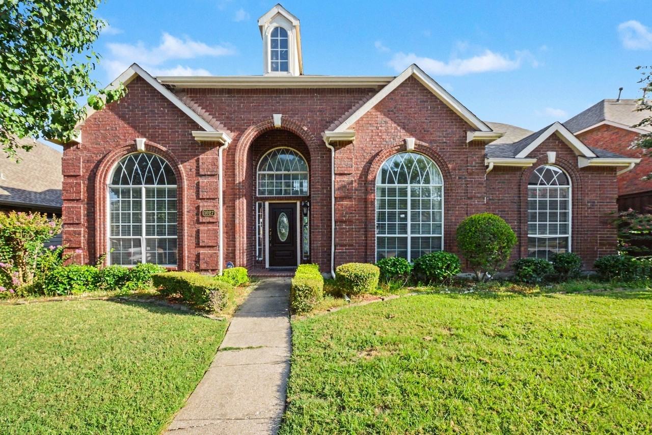 1027 Creek Bnd - Photo 2 of 30